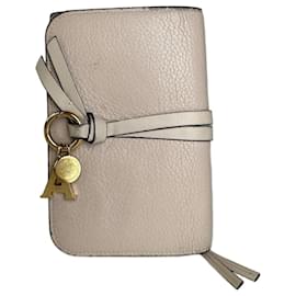 Cartera compacta de cuero graneado Chloé Alphabet vintage nude