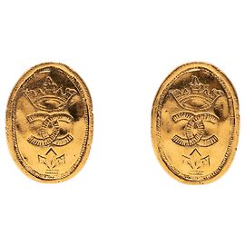 Orecchini ovali a corona dorata CC placcati in oro Chanel