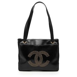 Borsa tote con logo CC borchiato in pelle di agnello nera Chanel