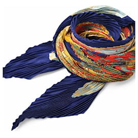 Faltendes Carre-Tuch von Hermès