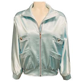 Chanel RARE Baby Blue Satin Bomberjacke mit CC-Logo aus Strass, mit Lammlederbesatz und CC-Logo-Buttons.