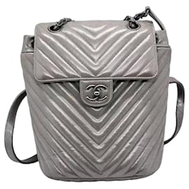 Chanel Salzburg Rucksack aus metallischem Leder Perlgrau V-Streifen
