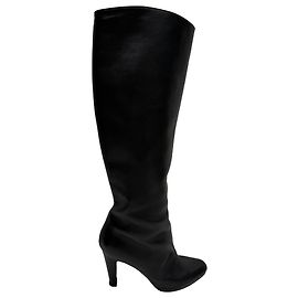 Bota de couro preto com bico almond até o joelho Christian Louboutin