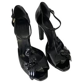 Sandali Gucci con cinturino a T in pelle verniciata nera