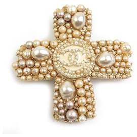 Broche de oro Chanel con perla falsa