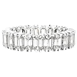 Autre Marque Eternity-Ring, Platin und Diamanten im Smaragdschliff.