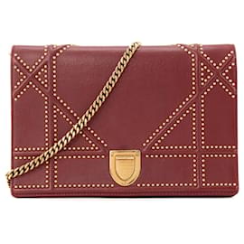 DIOR - Borsa a Spalla Diorama in Pelle Bordeaux con Borchie Dorate