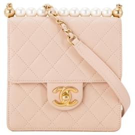 CHANEL - Bolso bandolera Pearl vertical Chanel en cuero liso rosa y perlas blancas
