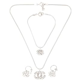 CHANEL - Parure CC Chanel in metallo argentato decorata con strass