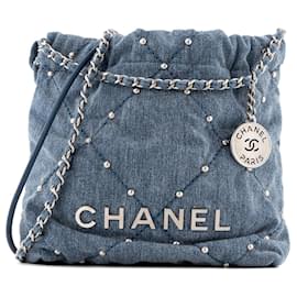 CHANEL - Sac à bandoulière Mini 22 Chanel en denim bleu et studs