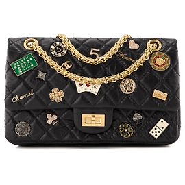 CHANEL - Umhängetasche 2.55 Casino Lucky Charms Chanel aus schwarzem gewelltem Leder