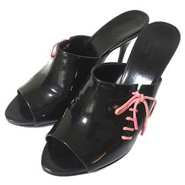Mule con tacco alto in pelle verniciata Gucci