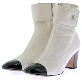 Chanel Stiefel aus weißem Lackleder