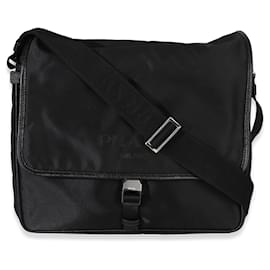Borsa a tracolla in nylon Saffiano nera con fibbia logo Prada