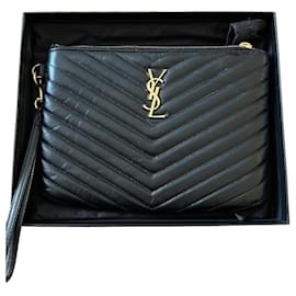 Clutch Saint Laurent em couro preto