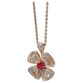 Collana Bulgari Fiorever Blossom in oro rosa diamanti e rubino