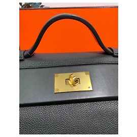Bolsa de mão Hermès 2424 em couro preto com fivela dourada