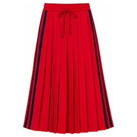 Falda plisada Gucci roja con rayas laterales azul marino