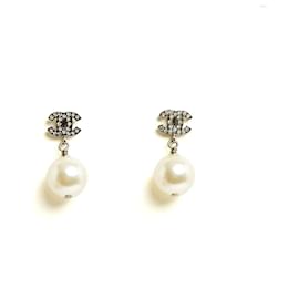 Chanel 24 Orecchini a Perno Piccoli CC con Perla Grande e Strass
