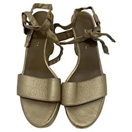 Chanel Sandalen aus goldenem Leder und Kork
