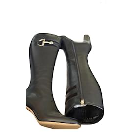 Botas altas de cuero negro Gucci con detalle de caballo