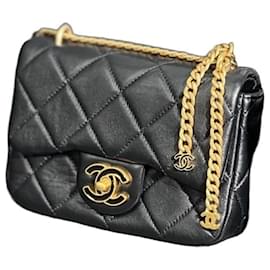 Chanel 22p Mini Borsa Quadrata Nera in Agnello con Catena Oro