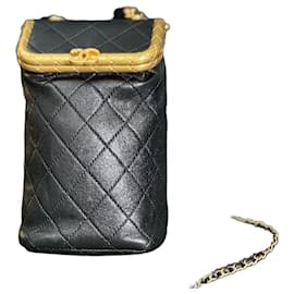 Borsa a spalla Chanel in pelle nera con chiusura kiss lock