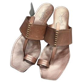 Saint Laurent Sandali con tacco wedge in pelle marrone Saba 55 con fascia tra le dita