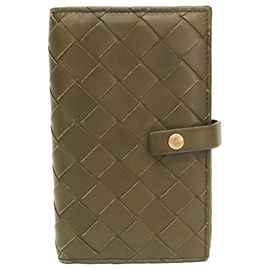 Billetera de cuero bi-fold Intrecciato de Bottega Veneta en caqui