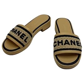 Sandali mule in pelle di agnello con logo ricamato - Chanel