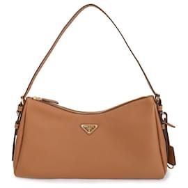 Borsa a spalla in pelle con logo triangolare - Prada