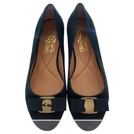 Salvatore Ferragamo Scarpe flat Varina in camoscio (SKU: