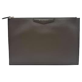 Clutch Envolvente Antigona de Piel de Cabra Gris Grande - Givenchy