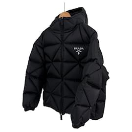 Prada Chaqueta de plumas con capucha de gabardina de nailon para mujeres negra