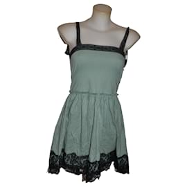 Mini vestido Lanvin color papel de azúcar con detalles de encaje negro