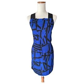 Blaue und schwarze Sandro-Kleid mit grafischem Druck