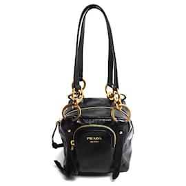 Borsa a mano in pelle nera Prada con pendente