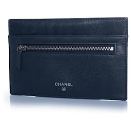 Chanel, portafoglio in pelle blu con zip e slot per carte