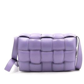 Bottega Veneta Bolsa de ombro e bolsa crossbody acolchoada Intrecciato roxa