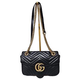 Schultertasche Medium GG Marmont aus schwarzem genarbtem Kalbsleder GUCCI