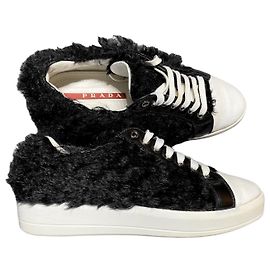 Sneakers in pelliccia sintetica nera Prada