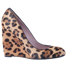 Décolleté wedge in pony hair con stampa leopardata bicolore Gucci