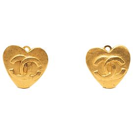 Orecchini a clip a forma di cuore in oro placcato CC dorato di Chanel
