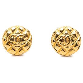 Orecchini a clip in oro placcato con motivo trapuntato CC di Chanel