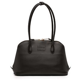 Miu Miu Schultertasche aus schwarzem, weichem Kalbsleder mit geprägtem Logo