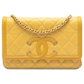 Carteira Chanel em Caviar Amarelo CC Filigrana com Corrente