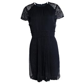 Vestido de encaje panelado en negro de Burberry