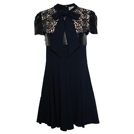 Vestido de panel de encaje con detalles de cuero Saint Laurent en negro