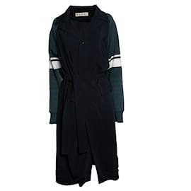 Marni, Abrigo negro con mangas verdes