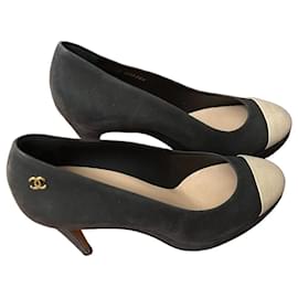 Décolleté Chanel in pelle blu navy e beige oro